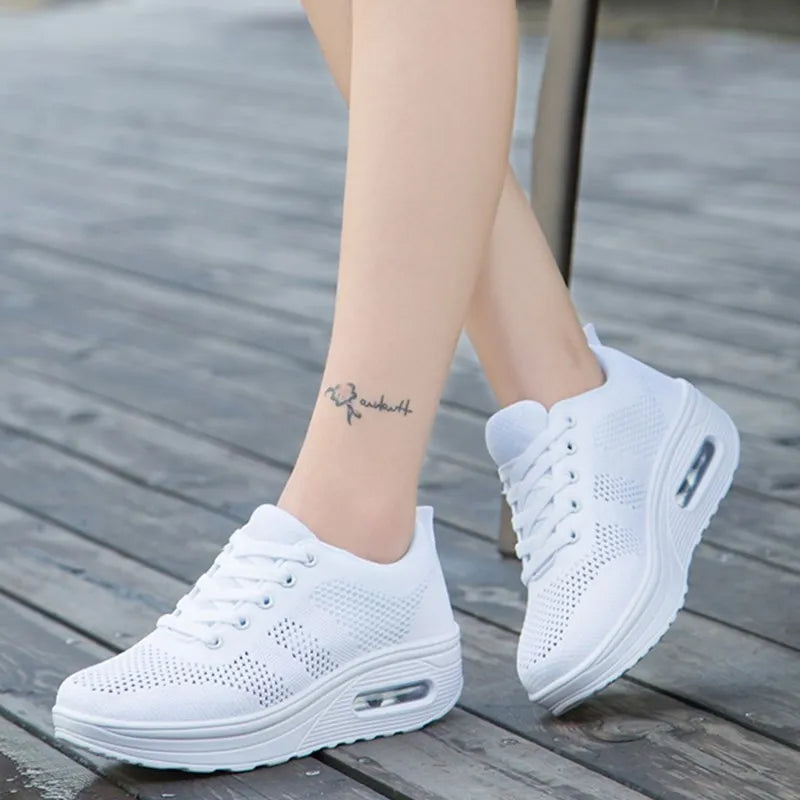 Orthopedic sneakers with air bubbles